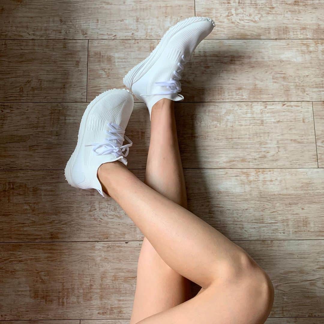 Asano Minamiさんのインスタグラム写真 - (Asano MinamiInstagram)「いままで履いたランニングシューズの中で1番美しいデザイン◯ 靴下みたいなフィット感で柔らかくて気持ち良いんだけど、走るとしっかり固定されてて反発するからおもしろかった👟 綺麗なオールホワイトだから汚したくない気持ちと、長距離をおもいっきり走って汚したい気持ちの葛藤。  #ミズノエナジー #ウエーブデュエルネオ #MIZUNOENERZY #waveduelneo @mizuno_running_jp」7月23日 8時47分 - minami_asano