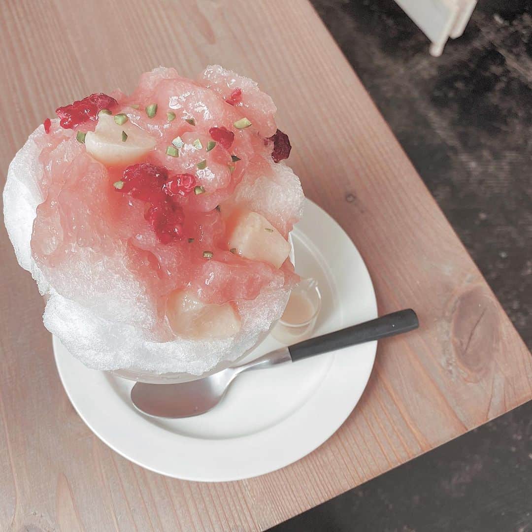 MIKI OKAMOTOさんのインスタグラム写真 - (MIKI OKAMOTOInstagram)「shaved ice  𓌈˒˒⁣ ⁣ ⁣ 桃とラズベリー が可愛い 🥺🍑''⁣ ⁣ ⁣ 練乳かけて 、⁣ ⁣ 下には杏仁豆腐 ♡⁣ ⁣ ⁣ ⁣」7月23日 8時53分 - __.nail.mk