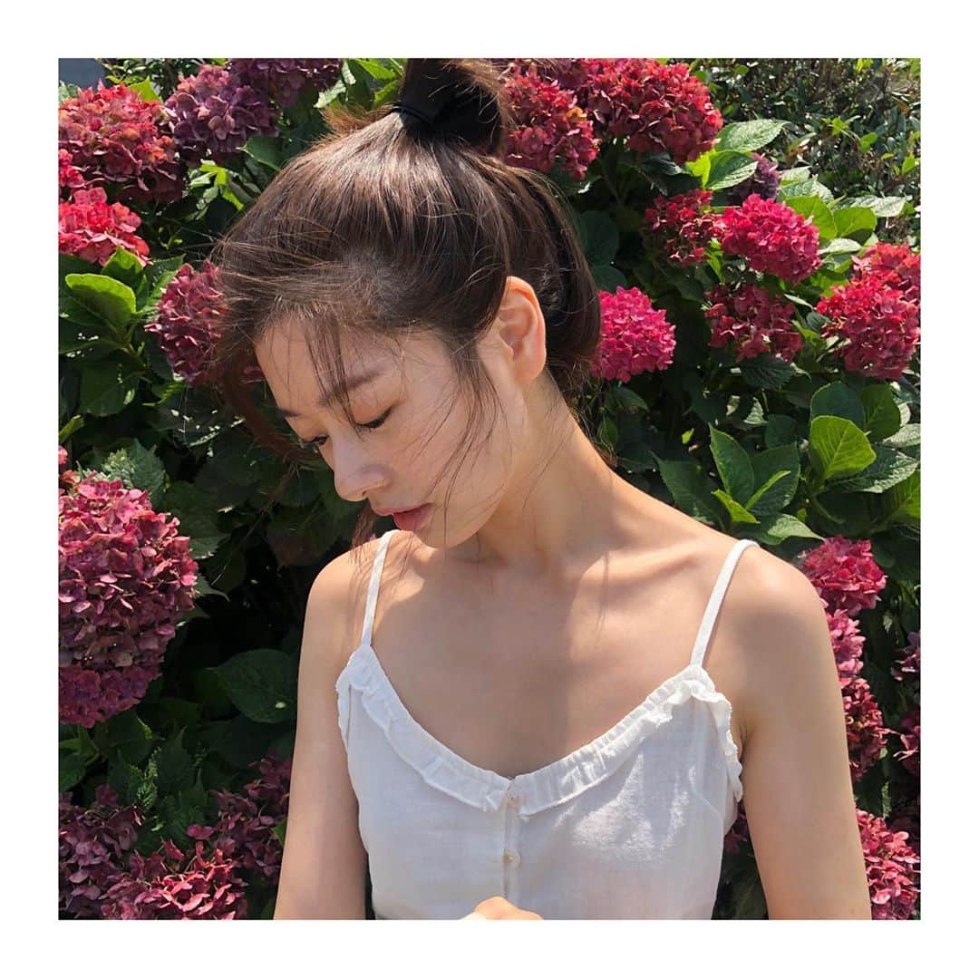 チョン・ソミンのインスタグラム：「와인색 수국은 처음이라🌷」