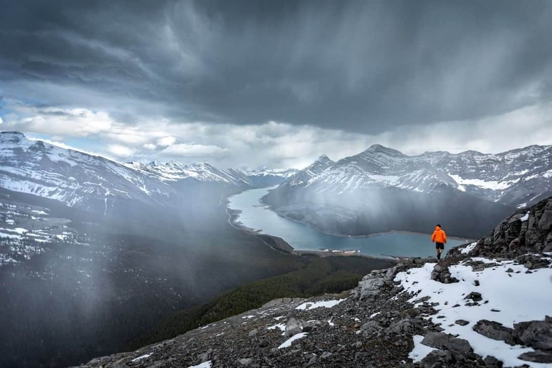 National Geographic Travelさんのインスタグラム写真 - (National Geographic TravelInstagram)「Photo by Kahli Hindmarsh @kahliaprilphoto  Even a snowstorm couldn't spoil our views in Alberta, Canada. Dramatic skies and a fresh dusting of snow were our rewards from the top.」7月23日 9時04分 - natgeotravel