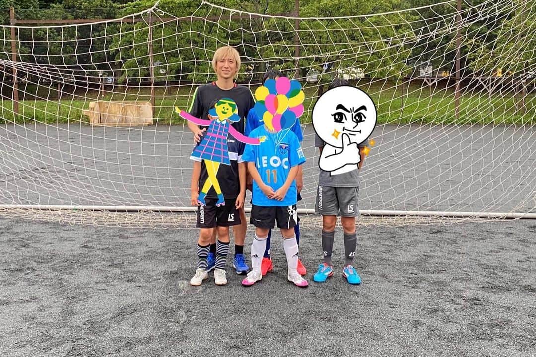 狩野健太さんのインスタグラム写真 - (狩野健太Instagram)「[kentakano private soccer training]  今回のセッションは小学校6年生の4人組です。  世界のサッカーを見渡しても久保建英選手をはじめ10代で世界を舞台に活躍するのが当たり前の時代になっています。  まだ12歳なのかもう12歳なのか。  それぞれの考え方次第で彼らの人生は大きく変わっていくと思います。  そんな大切な局面なんだと思うとこちらも自然と背筋が伸び、実際のJリーグの公式戦のようなモチベーションで90分臨んでいかなければいけないと感じています。  さて今回の生徒達は各々のチームで主力だと伺いました。  実際やはり技術レベルも高く、こちらの細かい要求にも臨機応変に応えてくれてとても質の高いトレーニングになりました。  身体の向きや、ボールの置き所、守備の時の誘い込み方など、みっちり指導しました。  個性を大切にそれぞれにあった声がけをしています。  ここで吸収したものを毎日の練習で更に高めて次会う時には二回りくらい成長した姿を見たいですね。  これから彼らが今に満足せず上のレベルで更に激しい競争に勝ち残っていけるよう影ながらサポートしていけたらいいなと思います。  今回もご参加いただいた生徒の皆様、そして保護者の皆様ありがとうございました。  今後ともよろしくお願い致します。  https://kenta-kano.com/  #狩野健太 #kentakanoofficialhp #kentakanoprivatesoccertraining」7月23日 9時17分 - kanoken_14