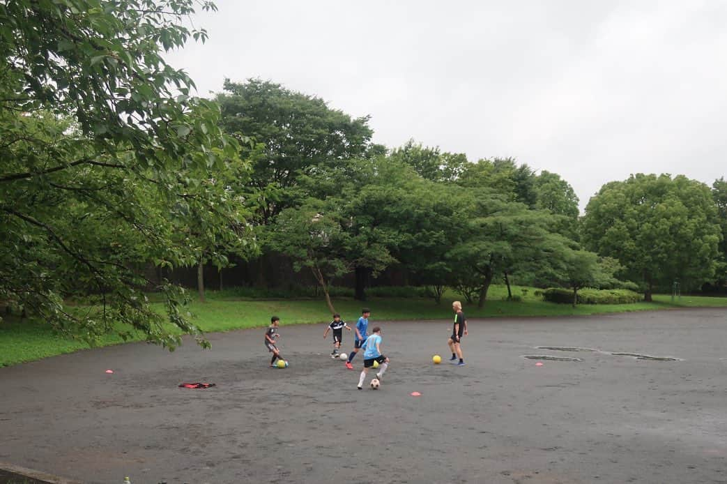 狩野健太さんのインスタグラム写真 - (狩野健太Instagram)「[kentakano private soccer training]  今回のセッションは小学校6年生の4人組です。  世界のサッカーを見渡しても久保建英選手をはじめ10代で世界を舞台に活躍するのが当たり前の時代になっています。  まだ12歳なのかもう12歳なのか。  それぞれの考え方次第で彼らの人生は大きく変わっていくと思います。  そんな大切な局面なんだと思うとこちらも自然と背筋が伸び、実際のJリーグの公式戦のようなモチベーションで90分臨んでいかなければいけないと感じています。  さて今回の生徒達は各々のチームで主力だと伺いました。  実際やはり技術レベルも高く、こちらの細かい要求にも臨機応変に応えてくれてとても質の高いトレーニングになりました。  身体の向きや、ボールの置き所、守備の時の誘い込み方など、みっちり指導しました。  個性を大切にそれぞれにあった声がけをしています。  ここで吸収したものを毎日の練習で更に高めて次会う時には二回りくらい成長した姿を見たいですね。  これから彼らが今に満足せず上のレベルで更に激しい競争に勝ち残っていけるよう影ながらサポートしていけたらいいなと思います。  今回もご参加いただいた生徒の皆様、そして保護者の皆様ありがとうございました。  今後ともよろしくお願い致します。  https://kenta-kano.com/  #狩野健太 #kentakanoofficialhp #kentakanoprivatesoccertraining」7月23日 9時17分 - kanoken_14