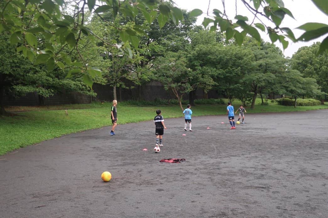 狩野健太さんのインスタグラム写真 - (狩野健太Instagram)「[kentakano private soccer training]  今回のセッションは小学校6年生の4人組です。  世界のサッカーを見渡しても久保建英選手をはじめ10代で世界を舞台に活躍するのが当たり前の時代になっています。  まだ12歳なのかもう12歳なのか。  それぞれの考え方次第で彼らの人生は大きく変わっていくと思います。  そんな大切な局面なんだと思うとこちらも自然と背筋が伸び、実際のJリーグの公式戦のようなモチベーションで90分臨んでいかなければいけないと感じています。  さて今回の生徒達は各々のチームで主力だと伺いました。  実際やはり技術レベルも高く、こちらの細かい要求にも臨機応変に応えてくれてとても質の高いトレーニングになりました。  身体の向きや、ボールの置き所、守備の時の誘い込み方など、みっちり指導しました。  個性を大切にそれぞれにあった声がけをしています。  ここで吸収したものを毎日の練習で更に高めて次会う時には二回りくらい成長した姿を見たいですね。  これから彼らが今に満足せず上のレベルで更に激しい競争に勝ち残っていけるよう影ながらサポートしていけたらいいなと思います。  今回もご参加いただいた生徒の皆様、そして保護者の皆様ありがとうございました。  今後ともよろしくお願い致します。  https://kenta-kano.com/  #狩野健太 #kentakanoofficialhp #kentakanoprivatesoccertraining」7月23日 9時17分 - kanoken_14