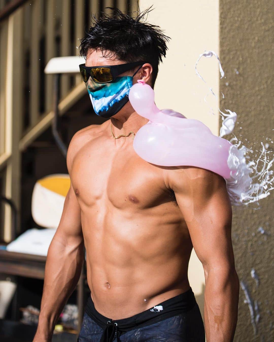 クラーク・リトルさんのインスタグラム写真 - (クラーク・リトルInstagram)「#Repost @iamdanelittle ・・・ Testing out my Dads new masks🤙🏽🎈😁 water balloon style!! @clarklittleclothing @dragonalliance @tacticalstrength_hawaii #danelittle #waterbaloon」7月23日 9時18分 - clarklittle