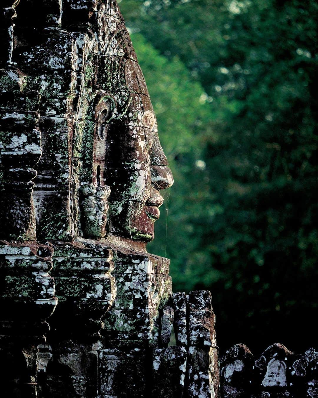 Michael Yamashitaさんのインスタグラム写真 - (Michael YamashitaInstagram)「Angkor Wat, the former capital of the great Khmer kingdom that ruled the entire Mekong river basin between the 9th and 13th centuries: At the center of this complex is the Bayon, and the Temple’s most distinctive feature are the 200 plus gigantic, serene and smiling stone faces on the many towers which jut out from the upper terrace and cluster around its central peak. Their enigmatic gazes guard the walls of the city giving one the feeling that they are watching your every step. #angkor #angkorwat #bayon #bayontemple #siemreap #cambodia #mekong #khmer」7月23日 9時19分 - yamashitaphoto