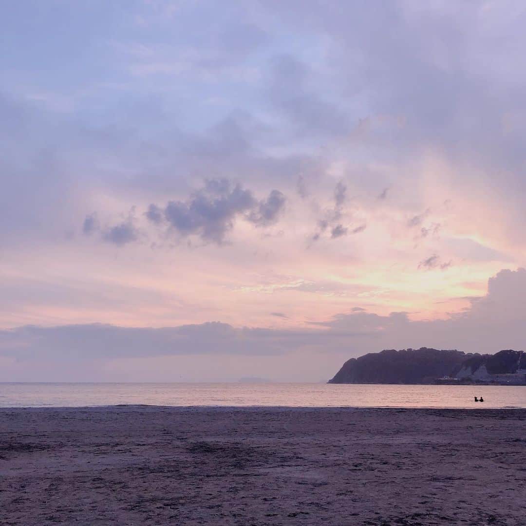 府川唯未さんのインスタグラム写真 - (府川唯未Instagram)「昨日の夕方。 フレスコ特訓の為海岸へ😊  #フレスコ #初心者 #海岸 #夕方 #球拾い」7月23日 9時32分 - yumifukawa_official