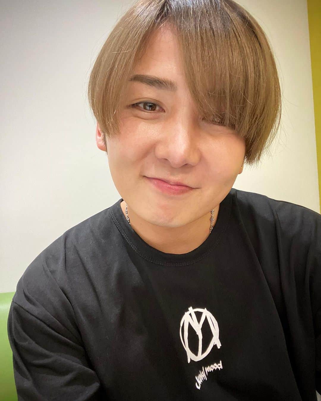 ミッチーのインスタグラム：「タピオカiphoneやっぱりセルフィーの画質もめちゃめちゃ綺麗や(今更)﻿ ﻿ このつるんつるんカラーは @roi_salon ﻿ 絶妙カットは @momomika0314  にやっていただきました﻿ ﻿ 今日は朝早くから仕事です﻿ みんなも充実した1日を！」