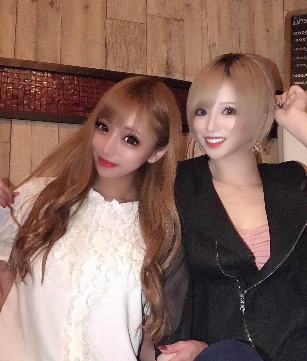 侑季美怜のインスタグラム：「ゆいちゃん😍😍😍 久々死ぬほど飲んだw ・ ・ ・  #金髪ショート #ショートヘア　#ミニーショート　#金髪　#ハーフ　#韓日ハーフ　#モデル　#美人　#女優　#東京　#beauty  #girl #japanese #セクシー　#可愛い　#美脚　#谷間　#キャバ嬢　#キャバ　#おしゃれ　#ファッション　#ブランド　#美容　#エステ　#ネイル　#ヘアモデル　#脱毛　#ダイエット」