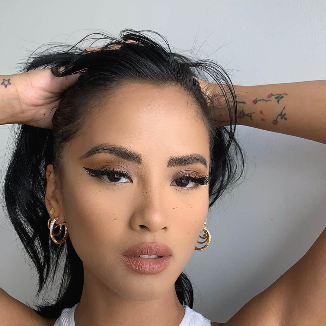 エマリン・エストラーダのインスタグラム：「@pdpaola_jewelry Earrings enter the room before I do」
