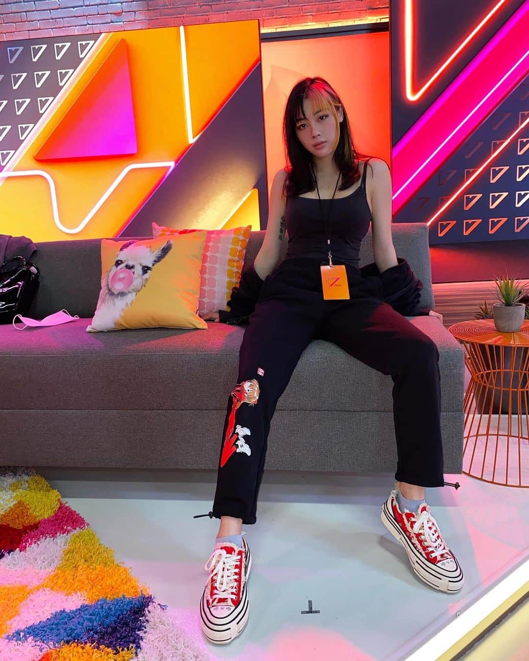 Emily Meiさんのインスタグラム写真 - (Emily MeiInstagram)「So excited to be a host on @watchvenn for VAL 🙈 we’ve been rehearsing & cannot wait for you guys to watch our first episode 8/5 ~ I’m gunna have esports, fashion, anime, music & a bunch of other things + we will have celebrity guests every episode :3 leave a comment under my photo on @watchvenn & tell me what u wanna see on the show !!!! 💜💜💜」7月23日 9時30分 - emily.ghoul