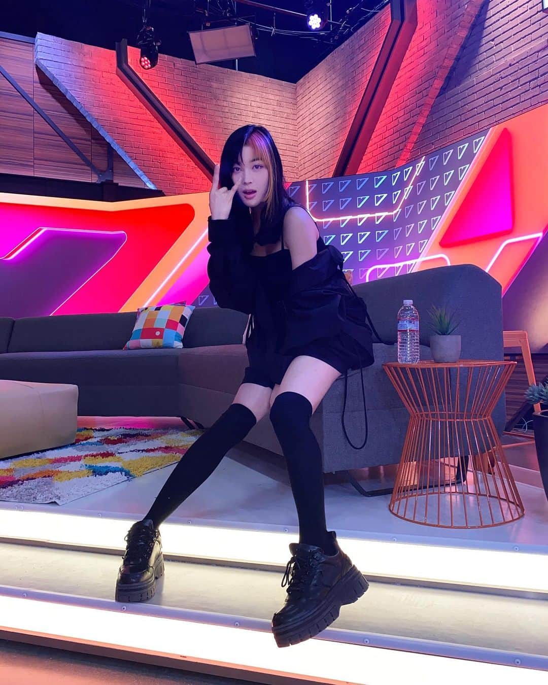Emily Meiさんのインスタグラム写真 - (Emily MeiInstagram)「So excited to be a host on @watchvenn for VAL 🙈 we’ve been rehearsing & cannot wait for you guys to watch our first episode 8/5 ~ I’m gunna have esports, fashion, anime, music & a bunch of other things + we will have celebrity guests every episode :3 leave a comment under my photo on @watchvenn & tell me what u wanna see on the show !!!! 💜💜💜」7月23日 9時30分 - emily.ghoul