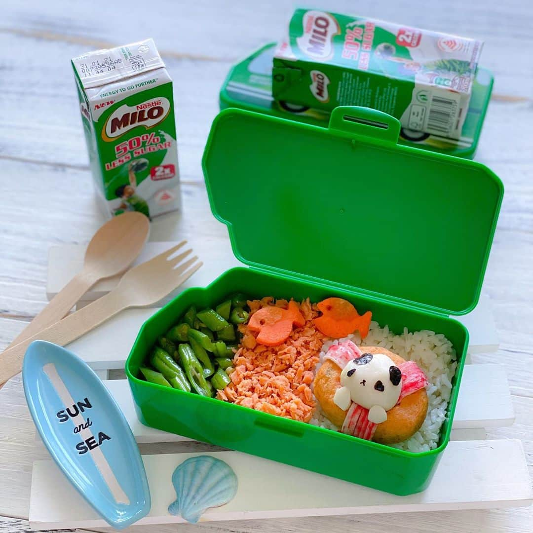 Little Miss Bento・Shirley シャリーさんのインスタグラム写真 - (Little Miss Bento・Shirley シャリーInstagram)「🐼🏖Try this nutritious and fun bento breakfast recipe that you can prepare for your kids when school reopens next week!  Have a go at this quick breakfast bento recipe and pair it with MILO 50% Less Sugar Pack. @milosingapore  Recipe ingredients:  - 15g ready salmon flakes (about 2 spoons)  - 75g french beans, chopped (about 4 spoons)  - 100g rice cooked  - 1 small fish ball  - 1 round fish cake  - 1 crab stick  - some sushi seaweed  - 2 slices of carrot (optional)   1. In a pan, add the oil and sauté minced garlic until light brown. Add the french beans, salt and pepper and keep stirring until they are cooked. 2. In the bento, arrange half the box with some rice and fill the other half with the cooked french beans.  3. Add a layer of salmon flakes in the middle to create the tri-colour effect. 4. Cut a circle in the round fishcake and add the crab stick layer to create the swimming float.  5. Arrange the cooked fish ball in the middle and assemble the sushi seaweed features cut using punchers.  6. Optional - add in fish shape carrot slices.  And it’s done! Enjoy this wholesome bento with a packet of nutritious MILO.  #BreakfastwithMILO #PacktoSchool #EnergyToGoFurther」7月23日 9時33分 - littlemissbento