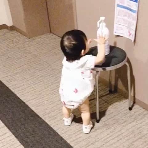 中谷一馬のインスタグラム：「娘👶が何しているのかなと見ていたらまさかのコロナ対策🤲 大人のやることはよく見ているんだなと驚かされる今日この頃😓 #赤ちゃんもコロナ対策」
