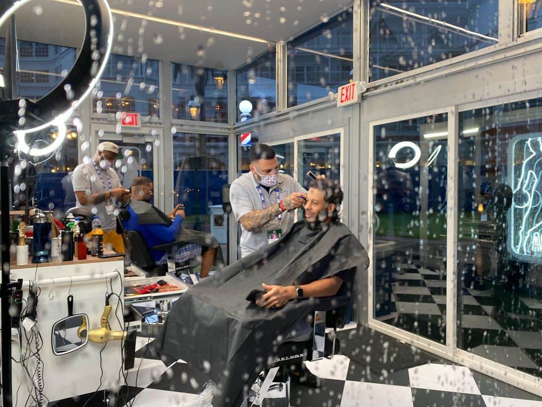 セス・カリーのインスタグラム：「Bubble Cuts! 👀 #TheNeighborhood」