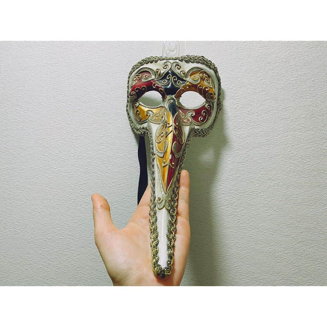 イレーネのインスタグラム：「はいこちらは職人さんの手で作られた made inベネチアのマスク 綺麗ですね。 . 有名なベネチアの仮面カーニバルでは 半面、フルフェイス、ペストマスクなど、いかついものも登場しますが . この鼻の長い仮面のルーツは、前に出てきたコメディア・デラルテの中に出てくるキャラクターのアルレッキーノ含むZanniというもの。あざとい召使いです。鼻が長いからちょっと飾りづらいです😂 . ルーツはコメディアじゃないけど、同じく鼻の大きな、中世のペストのお医者さんの仮面もあって、ちょっと怖いけどあれも欲しい... . せっかくのイタリアのお面だから @takashimushika くんのお店にでも寄贈しようかなと話をして早2年、なかなか持って行くの忘れちゃう😂そのうち持っていきますのでその暁には見てください（ていうか飾ってください😂） . ベネチアのカーニバルは行ったことないけど、基本的にどこのカーニバルも大好き。色々歴史を紐解くとそれぞれの特色があって面白いですね。 . ただ個人的には、こういう飾り物よりも、ヨレヨレの使っていた感満載のお面の方が惹かれる気はします」