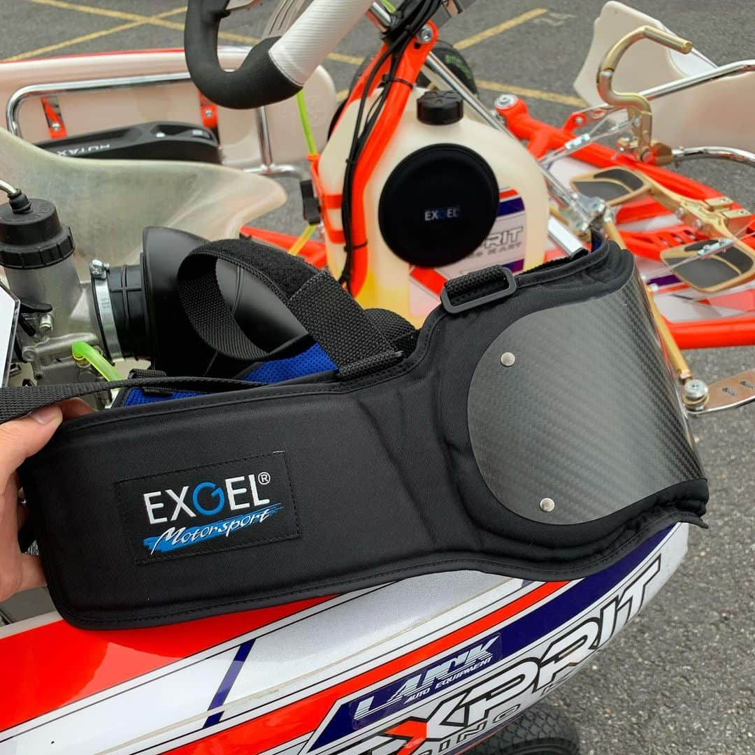 勝田貴元さんのインスタグラム写真 - (勝田貴元Instagram)「‪Thank you for @exgel_motorsport !! Great karting products🤩 EXGELさん(@exgel_motorsport )からカート用にドライカーボンのリブプロテクターとジェルパッドを送って頂きました！🔥‬  ‪実は12年ぶりのリブプロテクター変更！‬ ‪ 以前はシートから伝わる感覚の為に割とソフトなプロテクターを使ってて、一度だけ他のカーボンタイプのやつを試したんだけど、硬すぎてフィーリング変わって乗りづらくなっちゃって…(その後は父行き)。笑  そんな事があったので、正直少しだけ心配してた…  でも乗ったら、あれ？ナニコレ、メチャ良い😳‬  ‪もちろん痛くないし、心配してた違和感もなかった！💪‬  カートのプロテクターは好みや硬さの感じ方には個人差があると思いますが、僕は超オススメしたいです！  両方ともカート現役の時に出会ってたかったなぁ🥺笑  ‪小川社長、EXGELの皆様、ありがとうございました！  https://motorsport.exgel.jp  #EXGEL #kart #racingkart #karting #レーシングカート #勝田貴元 #takamotokatsuta #カート」7月23日 9時37分 - takamotokatsuta