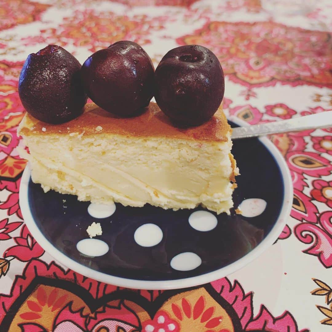 五月女ケイ子のインスタグラム：「こないだのチーズケーキポーランド風。」
