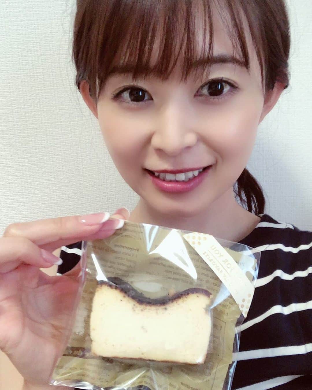 札幌テレビ「どさんこワイド朝」さんのインスタグラム写真 - (札幌テレビ「どさんこワイド朝」Instagram)「. おはようございます、大家彩香です☀️ .  いつも髪型を可愛くしてくれるいつかさんが（ヘアメークさん）一足早いお誕生日に♡ って、チーズケーキを焼いて下さいましたー🥰 . もーう🥰嬉しすぎます❤️ そして、ほんっとに美味しくて🥰感動🥺✨ 大切に頂きました☺️ . . #チーズケーキ #おいしくいただきました  . #札幌テレビ #どさんこワイド朝 #大家彩香」7月23日 9時57分 - dosanko_asa