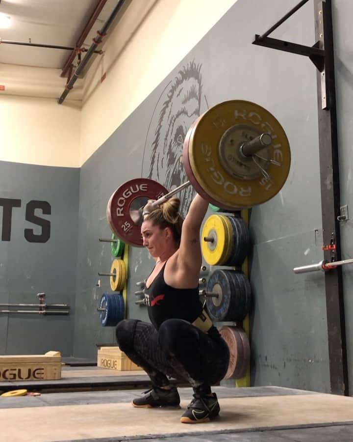 マッティ・ロジャーズのインスタグラム：「Idk when a tough ass snatch workout with multiple reps at 105kg became one I’m not satisfied with, but DAMN EXPECTATIONS.  If anyone can guess how many on the minute WORK SET SNATCHES I had today total, I’ll send you a shirt. I’ll pick randomly from any and all correct guesses.  They made my hands shreddddddedddd (not in the good way) which made for some slow moving “light” CJ complexes after, but I’ll take what I can get today🙃 ONE MORE WEEK of summer semester for me which lines up with going out to work with @aimees2cents next week, so wish me luck with finals & a training camp at the same time. I’m not sure who I was when I thought 6 classes + a lab... over the summer... during a pandemic... was a good idea, but that person needs to SETTLE THE FUCK DOWN  @roguefitness @2poodperformance @xendurance  💢💢EDIT: guessing is over, the answer was 25💢💢」