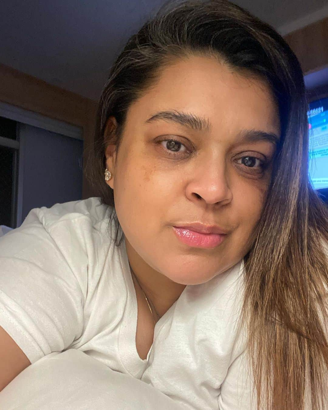 Preta Gilさんのインスタグラム写真 - (Preta GilInstagram)「Pele devidamente lavada, hidratada pronta pra dormir, acho tão chique falar que fiz minha skincare kkkkkk traduzindo meu ritual diária de cuidado com a pele !!!! Quase 4.6 feliz e em paz com a maturidade da pele e da alma!!! Amanhã na live com @isisvalverde e @katleendermato para a @dermaclub eu vou contar algumas intimidades dos meus cuidados diários !!! #semfiltro #semmake #commaturidade #comamor #comhidratante」7月23日 10時06分 - pretagil