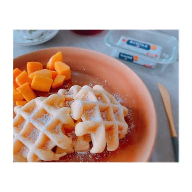 前田ゆかのインスタグラム：「連休の朝。  いつもの朝食は和食がほとんどですが、  休みとなるといつもと違う感じのものが食べたくなります✨  今朝は米粉とおからパウダーでワッフルを焼きました🧇  一日見たいものがいっぱいある休日。 自宅でのんびり過ごしたいと思います！ 皆さんもよい連休をお過ごし下さい✨  #waffle  #gultenfree  #maeyukareshipi」
