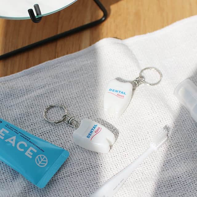 のインスタグラム：「. ＼キナリノモール／DULTON｜DENTAL FLOSS . －－－－－－－－－ ユニークなデザインが◎歯がモチーフのデンタルフロス . 毎日のエチケットにバッグやポーチに着けておくととっても便利なアイテム。 長さは15mあり、デザイン性はもちろん実用性もしっかりと兼ね備えています。 ちょっとしたプチギフトにも喜んでいただけますよ♪ . －－－－－－－－－ https://kinarino-mall.jp/item-51798 . . ▶画像をタップすると詳細情報をご覧いただけます。 . ▶プロフィールの「インスタ掲載」ボタンから、ご紹介商品をまとめてご覧いただけます。→@kinarino_official . ▶キナリノアプリでも販売中！ 「お買いもの」→「インスタグラム掲載アイテム」 　 ※ダウンロードはプロフィールリンクから→@kinarino_official . . #キナリノモール #キナリノ #丁寧な暮らし #暮らし #デンタルフロス #歯 #キーホルダー#歯磨き #シンプル #CDCGENERALSTORE #DULTON #DENTALFLOSS #keyring #gift #simple #instagood .」