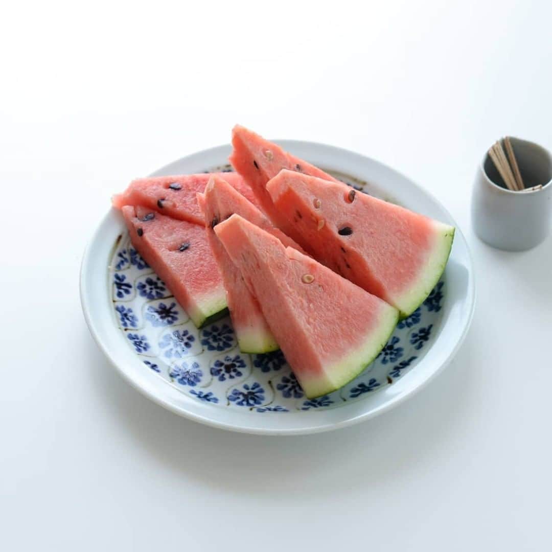 北欧、暮らしの道具店さんのインスタグラム写真 - (北欧、暮らしの道具店Instagram)「スイカが似合う、凛とかわいい藍色の絵付け皿🍉 . - - - - - - - - - - - - 食卓がぐっと華やぐ、 瀬戸焼のプレート。  モダンなブルーの花模様が日本らしく、 夏に欠かせないスイカにぴったり。  スイカの赤とお皿の青が絶妙にマッチしていて、 思わずその姿を眺めてしまします♪  夏といえばこのお皿！と愛用しているスタッフも多いんですよ。  暮らしの端々に潜む “涼” 。 その景色に目を留めて、 ただ一瞬の涼を愛でるなら、 うだるような日本の夏だって 楽しめるような気がします。  清涼感のあるアイテムを味方につけて、 楽しい夏をお過ごしいただけたなら 嬉しいです♪ . - - - - - - - - - - - - 瀬戸焼/藍色花模様/プレート(17cm・24cm) . ▶お買いものはプロフィールのリンクからどうぞ→@hokuoh_kurashi . . #kitchen#kitchendesign#kitchenware#food#foodstagram#瀬戸焼#スイカ#夏#焼き物#お皿#キッチン#キッチン雑貨#食器#お皿#台所#ごはん#朝ごはん#ランチ#夜ごはん#ディナー#料理#シンプル#シンプルライフ#シンプルデザイン#暮らしを楽しむ#日々の暮らし#北欧#暮らし#北欧暮らしの道具店」7月23日 10時01分 - hokuoh_kurashi