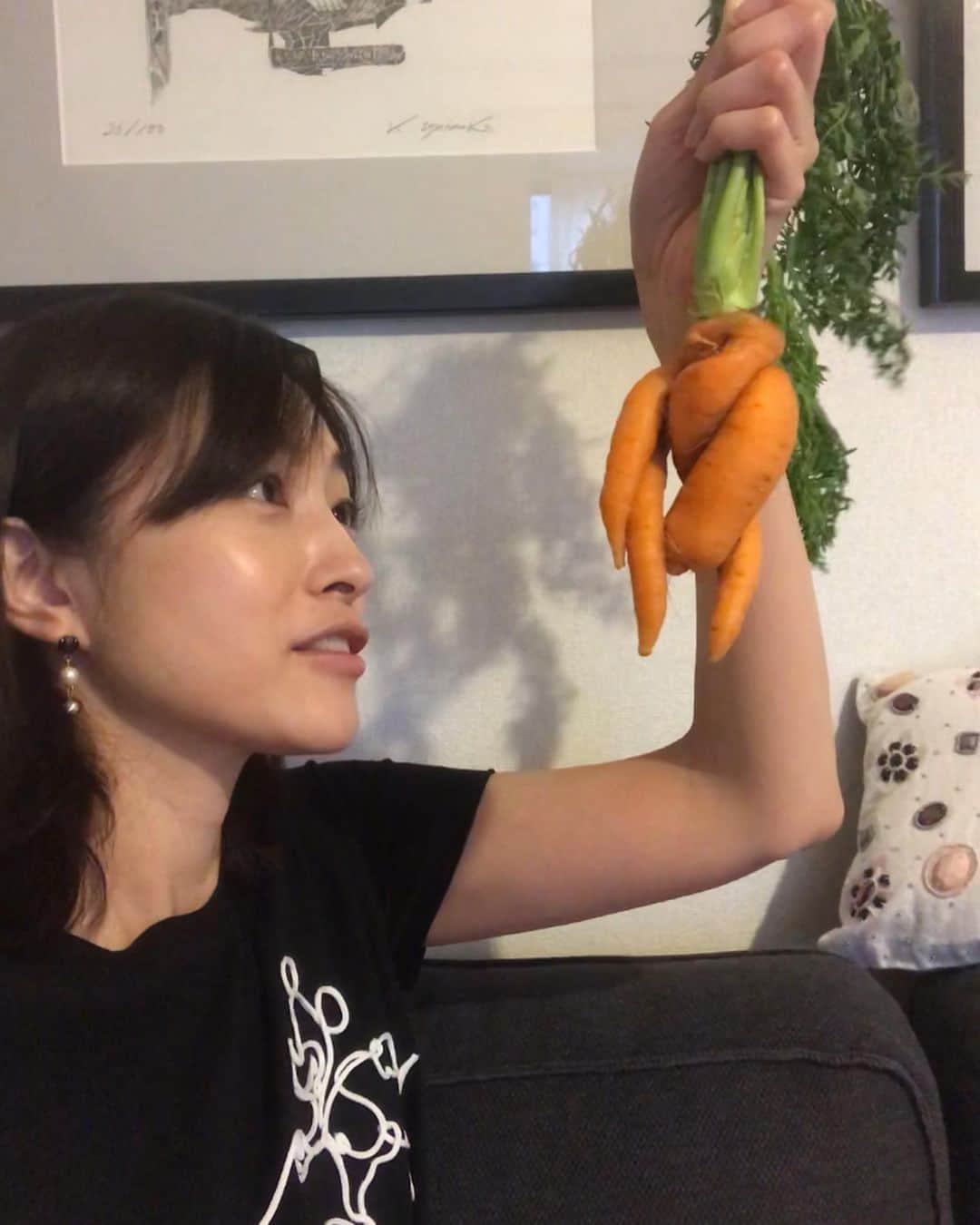 青山倫子さんのインスタグラム写真 - (青山倫子Instagram)「なんとも可愛いニンジンを頂いた。 立派な佇まいのニンジンだ。 葉っぱの陰まで強そうで、こりゃミラクルだ。 どうやって戦いを挑もうかな。 ちなみに、たい焼きはしっぽから食べるタイプです。  #青山倫子 #にんじん #頂いたよ #家庭菜園で採れたって #なんとも可愛いね #家庭菜園 #興味あるぞ」6月29日 19時12分 - noriko_aoyama1229