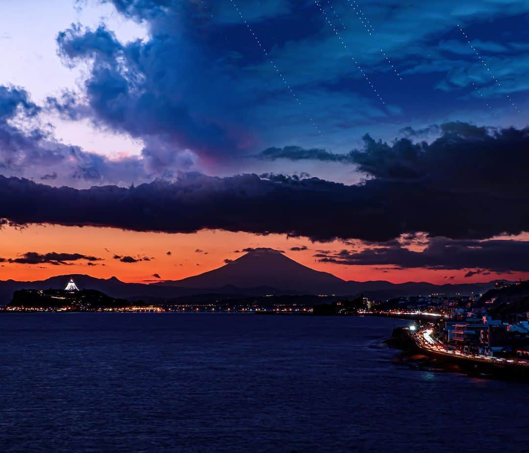 tomohiro koshikaのインスタグラム：「夕日🌇富士山🗻 江ノ島🌃夜景⭐️星コラボ Time blended photography」
