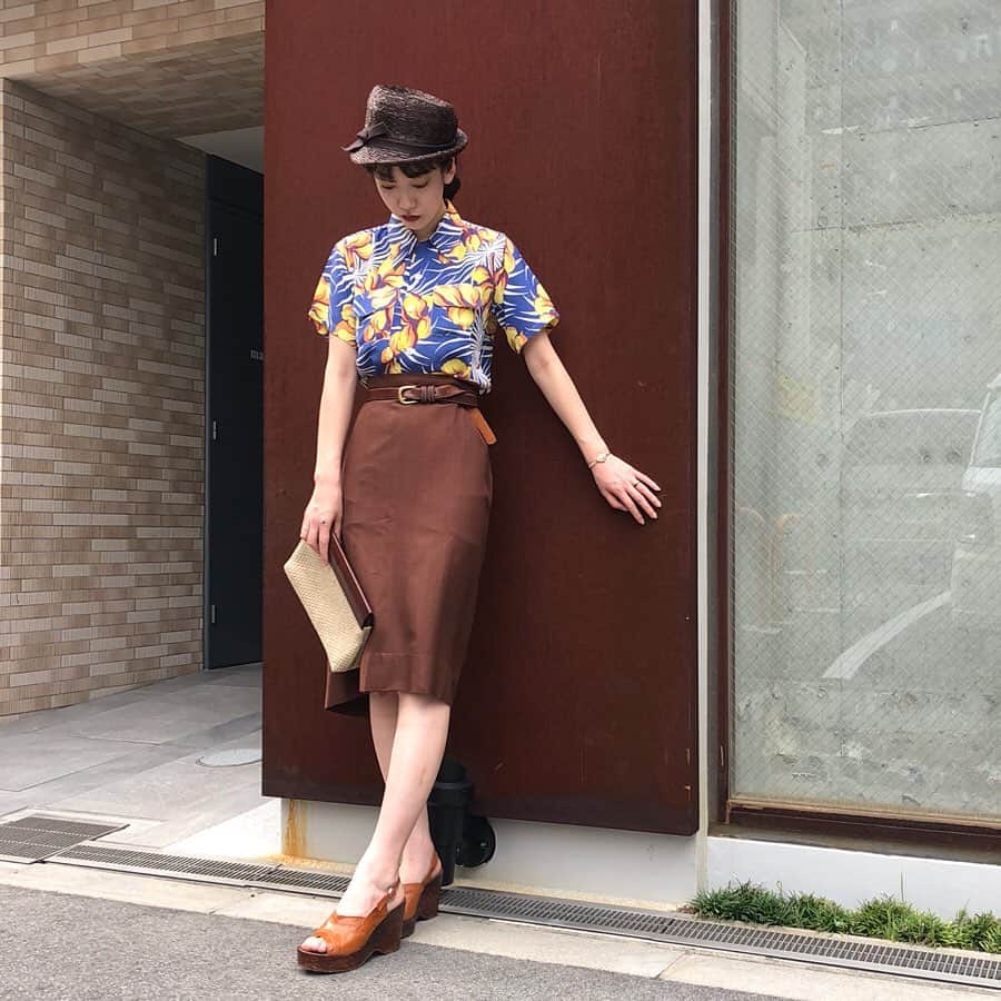 NUTTY Vintage&Collectibleのインスタグラム：「🌺NEW  ARRIVAL🌺 ㅤㅤㅤㅤㅤㅤㅤㅤㅤㅤㅤㅤㅤ ☑︎40's summer print rayon shirts ㅤㅤㅤㅤㅤㅤㅤㅤㅤㅤㅤㅤㅤ シルクスクリーンプリントの大胆な配色に、どこか上品なムードを纏う、ボーイズサイズのレーヨンシャツ。 とろみのある落ち方がヴィンテージレーヨンならではの質感です。 シャツを引き立てる、ベーシック&シンプルな着こなしはいかが？ ㅤㅤㅤㅤㅤㅤㅤㅤㅤㅤㅤㅤㅤ ＊ONLINE STOREにてお買い求めいただけます＊ ㅤㅤㅤㅤㅤㅤㅤㅤㅤㅤㅤㅤㅤ ------------------------------------- 🛍NUTTY通販について🛍 ------------------------------------- ◎掲載商品は全て通販可能となっておりますので、詳細はDMにてお気軽にお問い合わせくださいませ。また、ONLINE STOREに随時商品を掲載しております。商品詳細も記載しておりますので、是非ご利用くださいませ。 🔎 http://nutty.theshop.jp/ （ プロフィールページURLよりjump🕊） ㅤㅤㅤㅤㅤㅤㅤㅤㅤㅤㅤㅤㅤ ◎ご自宅でもお買い物をお楽しみいただけるVIDEO CHAT SHOPPING📺テレビ電話をお繋ぎして、リアルタイムでご案内いたします。詳細は過去の投稿をご覧ください。」
