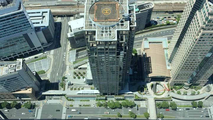 横浜ロイヤルパークホテルのインスタグラム：「横浜の街並みが窓いっぱいに広がる圧巻の景色！  こちらは68F 中国料理「皇苑」からの絶景です。  もしかしたら、自分の住む街が見えるかもしれません🔭  #横浜ロイヤルパークホテル #yokohamaroyalparkhotel #横浜 #yokohama #ホテル #hotel #絶景 #ホテルからの景色 #ホテル好き #thepreferredlife #royalparlhoteljp #横浜ロイヤルパークホテルからの絶景 #nofilter」