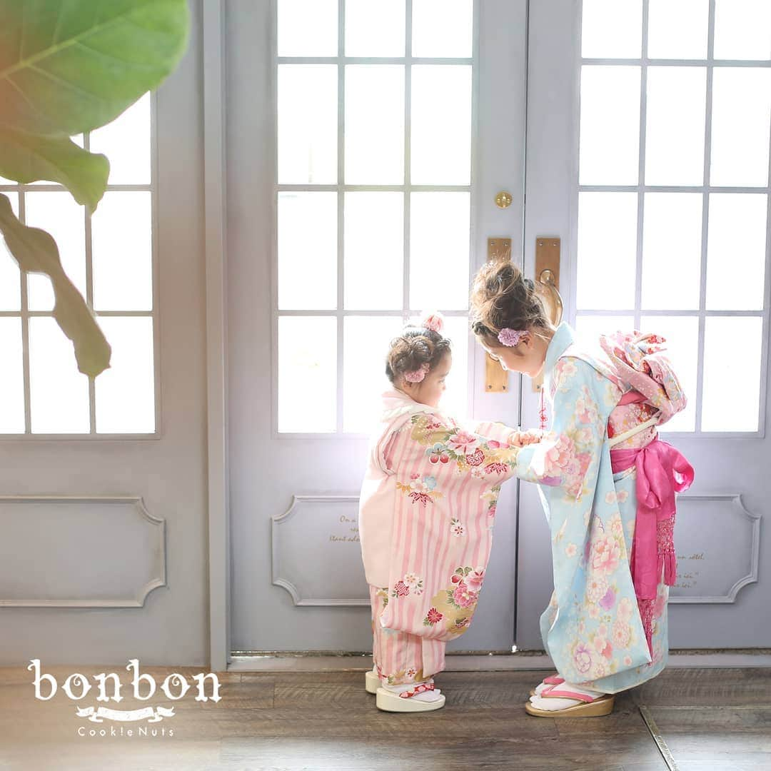 bonbon by cookienuts Photo studioさんのインスタグラム写真 - (bonbon by cookienuts Photo studioInstagram)「お姉ちゃんと一緒の撮影だと 安心だね。。🌼 . フォトスタジオbonbonは貸し切りスタジオなので、待ち時間のストレスや、他のお客様との接触もなく、過ごしていただけますよ♪ . 七五三の撮影は早ければ早いだけ特典がありますよ〜！✨ . お下見の予約も随時お受けしておりますので、お気軽にお問い合わせ下さいませ♥️」6月29日 17時45分 - cookienuts_kashimadaten