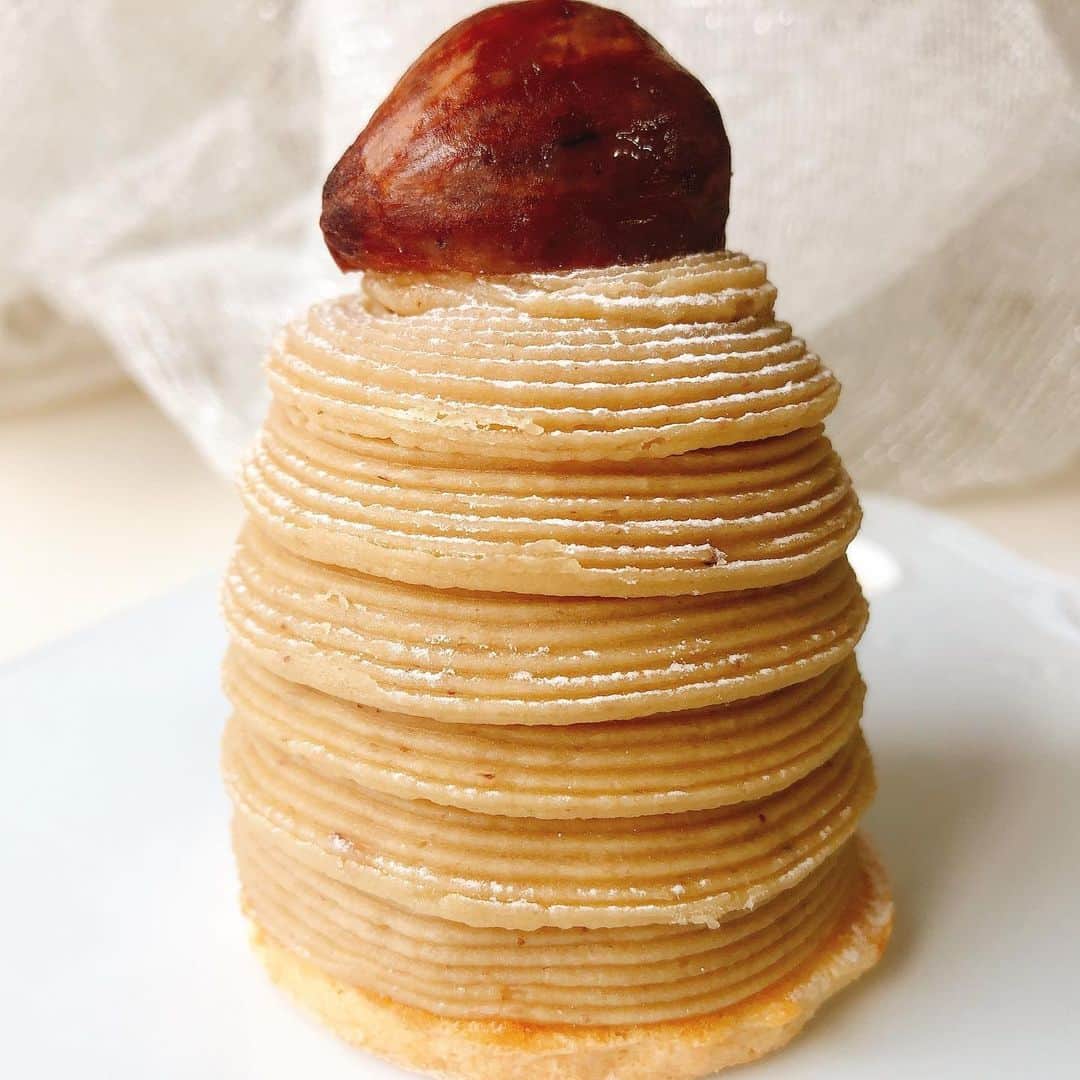 里井真由美さんのインスタグラム写真 - (里井真由美Instagram)「#montblanc #chestnut 🌰銀座千疋屋さんのモンブランでございます〜 ・ ・ →2枚め断面)上品な生クリームと栗クリーム、中に栗も入って、ほんのりカスタード♡ ・ ・ 銀座で打ち合わせ。 シンプルなモンブランはいつ食べてもほっこり和みます♡ ・ ・ @ginzasembikiya1894 ・ ・ #銀座#千疋屋  #モンブランの世界#栗#和栗#栗スイーツ#モンブラン#里井真由美#衣替えモンブラン#japan#Gâteauauxmarrons#零食#さといいね#스위트#montblanc#ありが糖運動#まゆログ#甜食#着物#kimono#kimonostyle#fromgram#Chestnutcake#밤케이크#フードジャーナリスト里井真由美#断面モンブラン#蛋糕#断面フェチ#栗子蛋糕」6月29日 17時53分 - mayumi.satoi