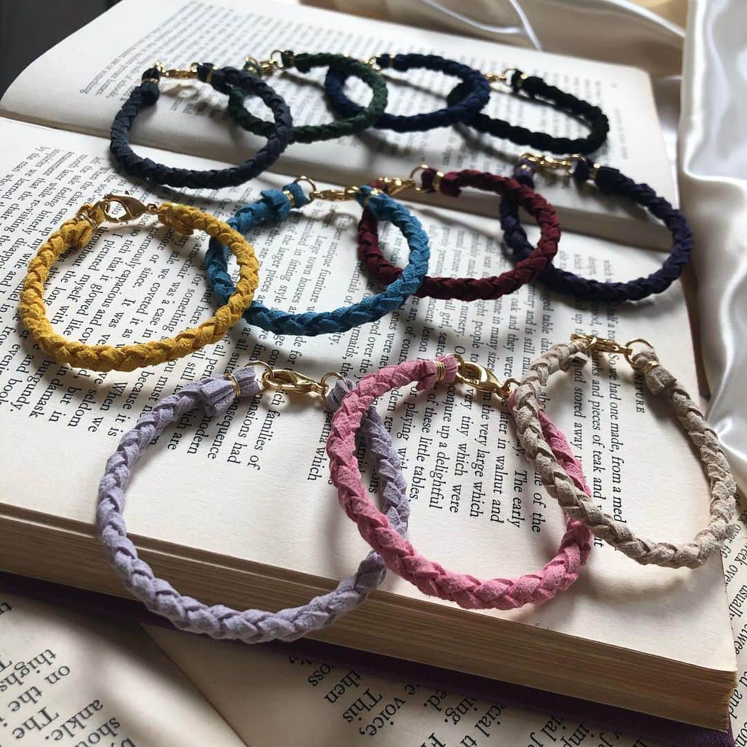 BOX CHARM Industryさんのインスタグラム写真 - (BOX CHARM IndustryInstagram)「カラフルなレザーブレスレットが追加されました🌈 オープン記念セールも残り2日です！50%OFFで購入できるのも今のうちです！ . 是非オンラインストアチェックしてみてください🥰🥰 ⁑ #boxcharmindustry #boxcharm #handmade #accessory #handmadeaccessory  #ボックスチャームインダストリー #ボックスチャーム #ハンドメイド #アクセサリー #ハンドメイドアクセサリー #レザーブレスレット #カラーブレスレット #丸4つ編み #編みブレスレット #公式オンラインショップ #NEWオープン #期間限定 #50パーセントオフ #残り #2日」6月29日 18時00分 - bcindustry_