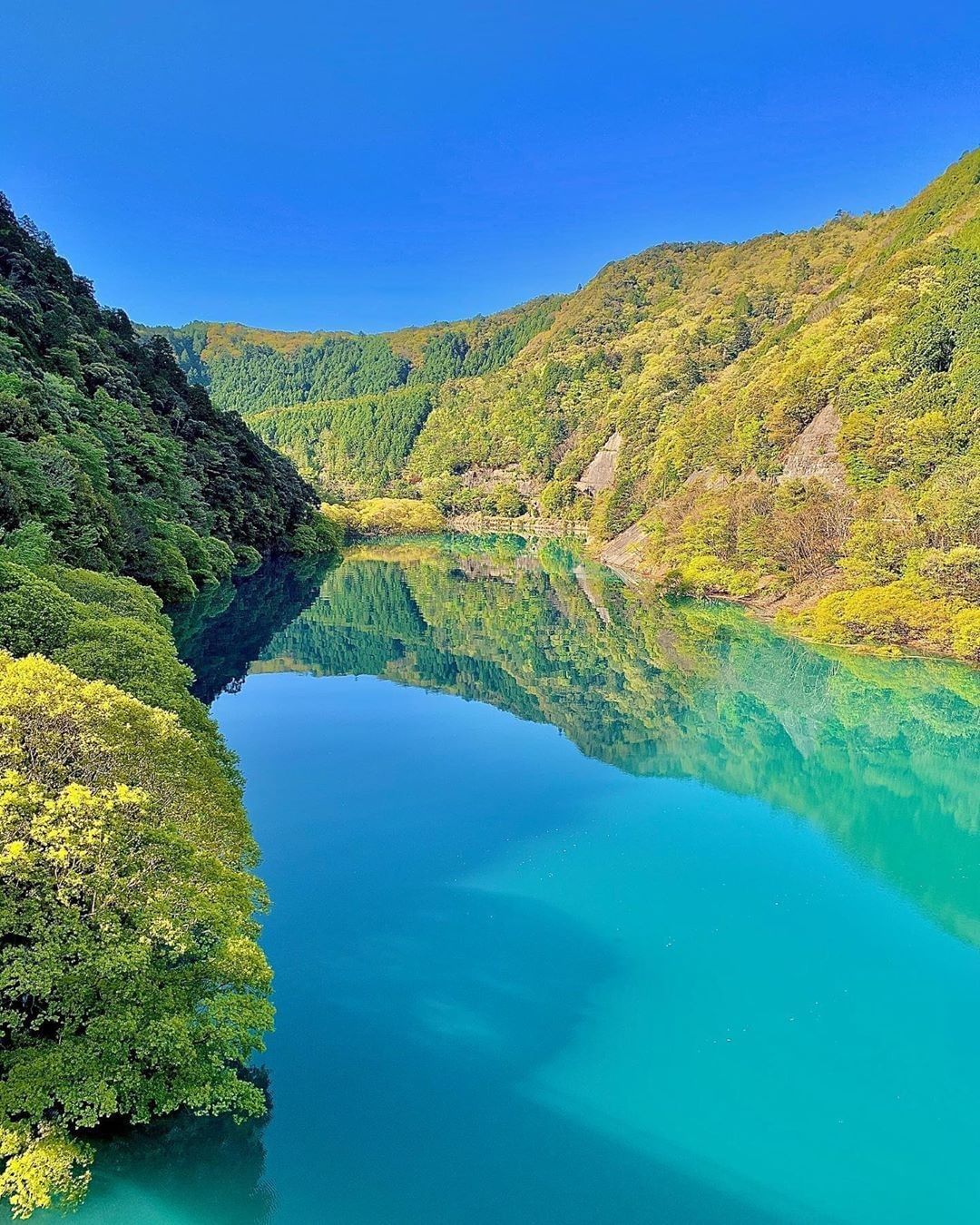 Visit Wakayamaさんのインスタグラム写真 - (Visit WakayamaInstagram)「.⠀ Happy Monday! ⠀ Hope this gorgeous view of crystal clear Hidaka River brightens your day.⠀ #mondaymotivation  📸: @shinichi9898⠀ ⠀」6月29日 18時00分 - visitwakayama