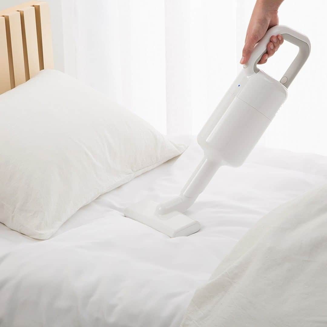 プラスマイナスゼロさんのインスタグラム写真 - (プラスマイナスゼロInstagram)「【コードレスクリーナーB021】 この時期、湿気が高くなるとカビやニオイだけでなくダニも急激に増えるそうです。 一番気になる布団などの寝具はこまめな掃除機がけが大切。  ハンディとして使えるので布団の掃除機がかけやすい上に、 床などをかけているヘッドノズルで寝具の掃除機をかけるのがちょっと・・ という方にぴったりのふとん用ノズルがセットになっています。 本体と同色なので一体感があります。  なかなか洗えないマットレスやソファ、ラグのお掃除にもぜひご使用ください！  #プラスマイナスゼロ #plusminuszero #プラマイゼロ #インテリア家電 #デザイン家電 #シンプル家電 #おすすめ家電 #佇まいの美しい家電 #シンプル #掃除機 #コードレス #クリーナー #CordlessCleaner #ハンディクリーナー #ハイパワー #小回り #吸引力 #iFデザイン金賞 #布団 #マットレス #掃除 #ファブリックケア #ソファ #カーテン #ラグ #梅雨 #湿気 #ダニ #対策 #掃除機グッズ」6月29日 18時00分 - plusminuszero_official
