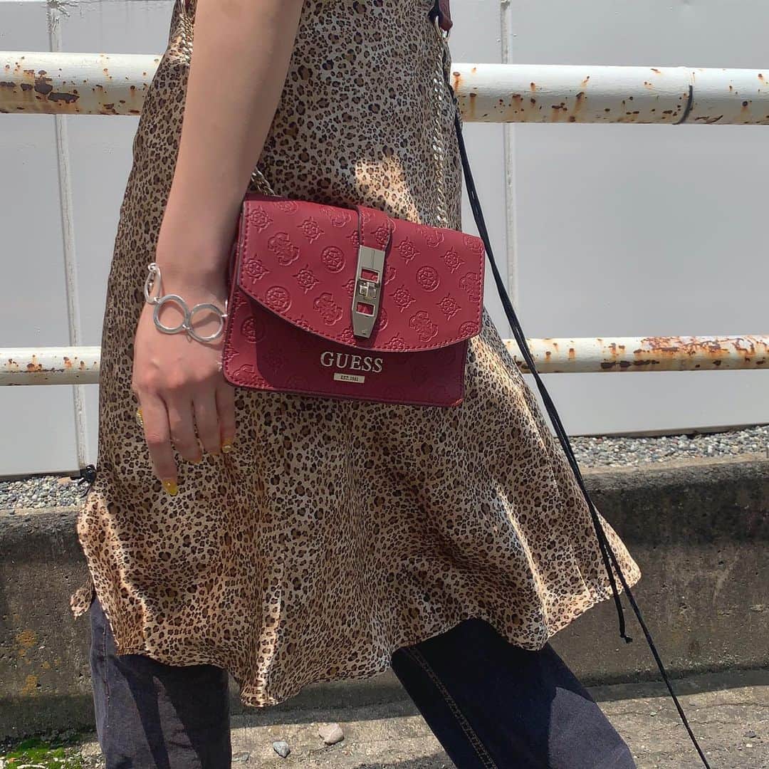 のインスタグラム：「GUESS shoulderbag ㅤㅤㅤㅤㅤㅤㅤ ※通販ご希望の方はDMにてお問い合わせください。 ㅤㅤㅤㅤㅤㅤㅤ #tokyo #shimokitazawa #mabataki #guess #shoulder #bag #東京 #下北沢 #古着 #下北沢古着屋 #マバタキ #ブランド古着 #ゲス」
