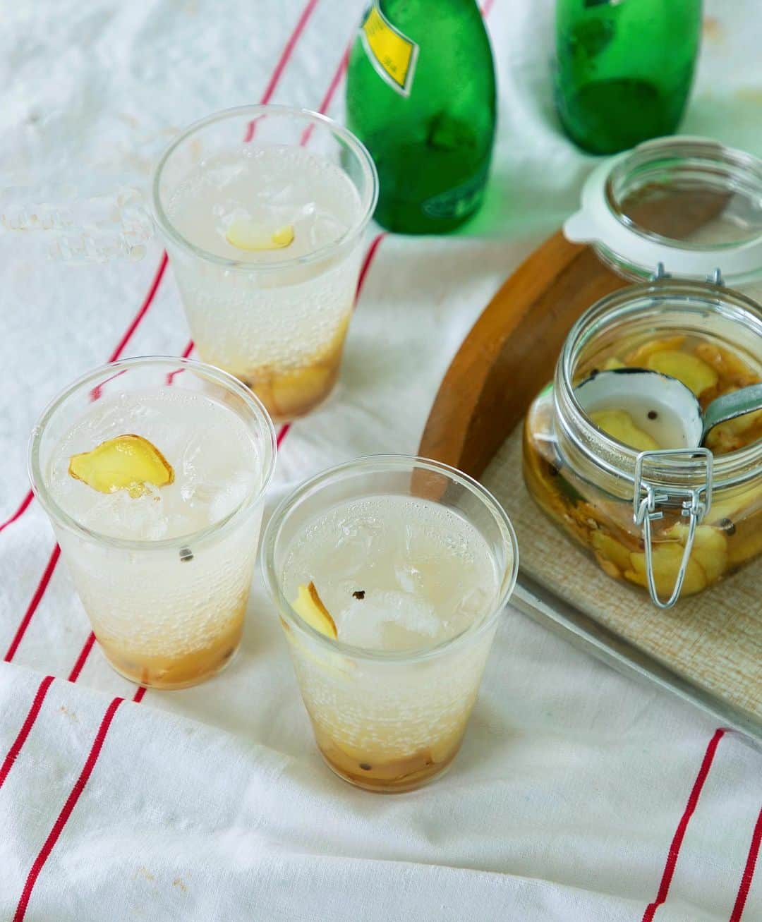 Hanako公式さんのインスタグラム写真 - (Hanako公式Instagram)「おいしい保存食を作ろう🥛﻿ ﻿ 「生姜のシロップ」🦒﻿ 生姜には血行促進や整腸作用、冷え性の改善などさまざまな効能があるとされているが、手軽に取り入れるなら生姜のシロップがおすすめ。お湯で割ったり、夏は炭酸割りで自家製ジンジャーエールにも！﻿ ﻿ ﻿ ●材料﻿ ・生姜： 200g﻿ ・砂糖：100g﻿ ・ハチミツ：100g﻿ ・水：100㎖﻿ ・ブラックペッパー（粒）：小さじ1﻿ ・レモン汁：1個分﻿ ﻿ ﻿ ●作り方 ﻿ 1.生姜を皮ごと薄くスライスする。﻿ 2.鍋にレモン汁以外の材料を入れ、ざっくりと混ぜ合わせる。﻿ 3.鍋に蓋をして5分煮たあと、蓋を取って中火でさらに5分煮る。﻿ 4.火を止め、レモン汁を加えて完成。﻿ ﻿ ●Navigator﻿ 宮田桃子／みやた･ももこ﻿ プロップスタイリスト。調理師専門学校を卒業し、西洋料理店で働いた後、もともと興味があったスタイリストの道へ。現在は雑誌やWebで、おもにフードや雑貨などのスタイリングを手がける。﻿ ﻿ ﻿ 【Hanako1186号_2020年の今こそ取り寄せたいもの発売！】﻿ #Hanako #Hanako_magazine #stayhome #おうち時間 #おこもり #ポジティブおこもり #日々の暮らしを楽しむ #丁寧な暮らし #おうちカフェ #コーヒーのある暮らし #おやつの時間 #おうちごはん #部屋作り #シンプルな暮らし #お取り寄せ #お取り寄せグルメ #常備菜 #ジンジャーエール #photoby_NorioKidera」6月29日 18時01分 - hanako_magazine
