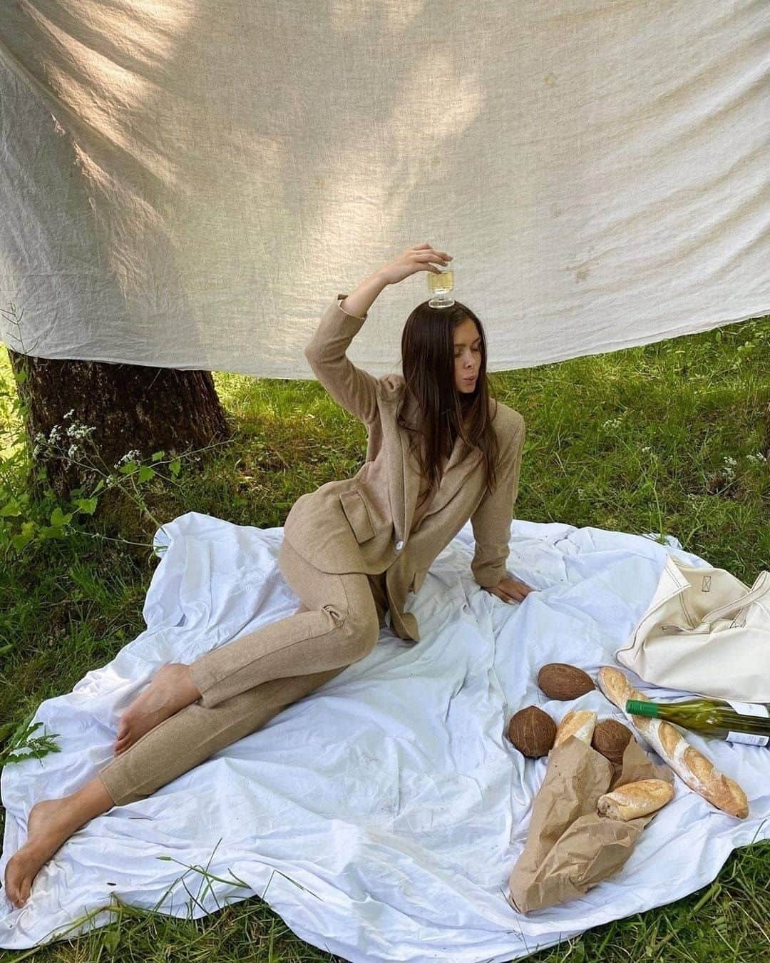 アメリカンビンテージのインスタグラム：「Monday plan, pick some friends and go in a park. 📸 @a.s.k_agency #americanvintage #SS20 #womenswear」