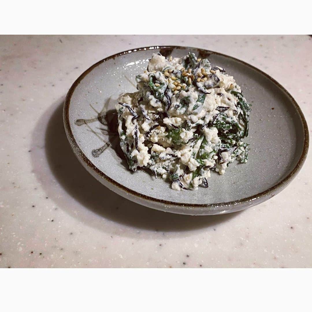 大野南香さんのインスタグラム写真 - (大野南香Instagram)「*﻿ 早速このお皿を使ってみた😝 【🥬Shira-ae🥬】﻿ One of my most favorite "TOFU" dish!♡﻿ You can enjoy it in different ways with﻿ various vegetables!﻿ ﻿ This time I used "Shungiku", Garland Chrysanthemum , and Hijiki seaweed (Japanese ingredients).﻿ ﻿ ＊How To Cook﻿ 1. Boil Shungiku properly (stem: 1min, leaf: 10sec), drain and cut into small pieces﻿ ﻿ 2. Mix drained silky tofu with sesame paste and dashi soy sauce﻿ ﻿ 3. Add cooked Shungiku and Hijiki﻿ ﻿ 5. Done! enjoy♡﻿ ☺︎︎﻿ ☺︎︎﻿ ☺︎︎﻿ 【🥬春菊とひじきの白和え🥬】﻿ お豆腐料理でお気に入りのうちの一つ♡﻿ 春菊のほろ苦さと豆腐の滑らかさがたまらん!🤤﻿ お姉ちゃんも気に入ってくれたから嬉しかったな〜🥰﻿ ﻿ ＊作り方﻿ 1.春菊を茹でたら水で締めて、水切りをし適当な大きさに切る(茎は1分弱、葉は10秒くらいかな)﻿ ﻿ 2.しっかり水切りした絹豆腐に胡麻ペーストとだし醤油を加える﻿ ⚠︎しっかり水切りしたほうがベチャッとなりにくい﻿ ﻿ 3.②に春菊とひじきを加える﻿ ﻿ 4.完成♡﻿ ﻿ #everydayhappy ︎︎ ︎︎☺︎︎﻿ ﻿ #ヘルシー﻿ #料理﻿ #クッキングラム ﻿ #cooking﻿ #healthyfood﻿ #minakaskitchen﻿ #vegansweets﻿ #ヴィーガンスイーツ﻿ #homemade ﻿ #homemadefood ﻿ #vegan﻿ #vegetarian﻿ #plantbased ﻿ #ベジタリアン﻿ #ヴィーガン﻿ #ビーガン﻿ #organic﻿ #organicfood ﻿ #bio﻿ #オーガニックカフェ﻿ #seasonal ﻿ #seasonalvegetables ﻿ #salad﻿ #japanesefood ﻿ #homefood ﻿ #小鉢  #家庭料理﻿ #和食﻿ ﻿ ﻿」6月29日 18時12分 - minaka_official