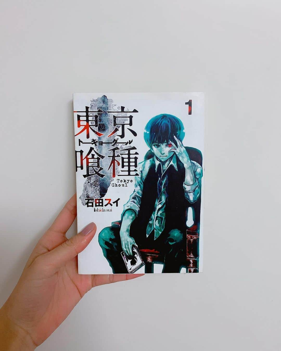 飯窪春菜さんのインスタグラム写真 - (飯窪春菜Instagram)「📚1日1冊漫画紹介📚 ・ ・ 今日ご紹介するのは 「東京喰種」です🥪 ・ 人間社会に紛れ込み、人肉を喰らって生きる「喰種（グール）」。大学生の金木研は女性の喰種・神代利世に襲われ瀕死になるも、工事現場の鉄骨が利世に落下したことで捕食を免れる。手術によって一命を取り留めるも金木に待っていた運命は…。 ・ アニメ化や映画化もされている人気作品ですね☺️ 細かなディテールや設定によって喰種のいる世界がとてもリアルに描かれていて、喰種をただの怪物だとは思えないそれぞれの苦悩の描かれ方も魅力的です。良いバランスでグロ描写が入ってくるところも、今の若者に向いているなと思いました。 “人肉しか食べられない”喰種にとっての倫理感と、人間であった金木の倫理観。様々な伏線や入り混じった人間関係にも注目して読んでみてください💨 ・ ・ ・ #飯窪春菜のまんが紹介 #1日1冊  #漫画  #東京喰種 #はるなの毎日  #飯窪ってる」6月29日 18時34分 - harunaiikubo_official