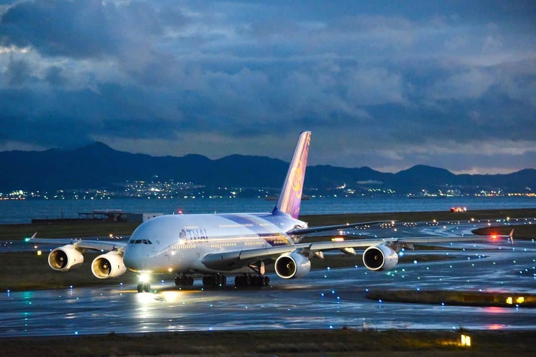 タイ航空さんのインスタグラム写真 - (タイ航空Instagram)「There are as many stars on the ground as those in the sky. They just need the right time to shine.  Photo Credit: @nogiair_a350  #ThaiAirways #THAIA380 #AirbusA380 #A380」6月29日 18時27分 - thaiairways