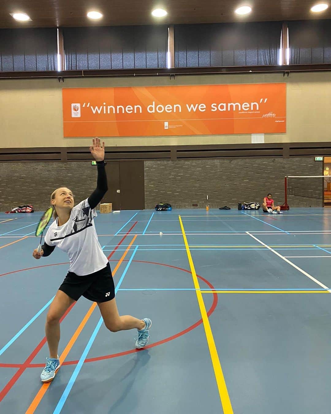 セレーナ・ピークのインスタグラム：「Ochtendtraining ✅. Als sporter vraag ik elke dag het uiterste van mijn lichaam. Gelukkig ondersteunt Hansaplast sportcompressie mijn spieren en zorgt voor een sneller herstel waardoor ik iedere dag het beste uit mezelf kan blijven halen. #hansaplastsport #hansaplast #partner #badminton #roadtotokyo」