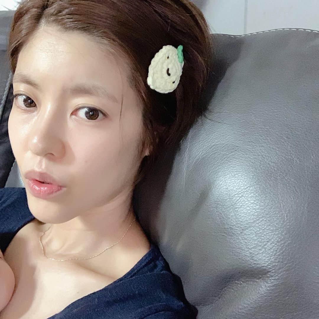 イ・ユンジのインスタグラム：「아기를 달래는 나의 입은 늘 "쉬이--"를 하고 있는데 어떤때는 차문을열고내리면서 반사적으로 시작되기도 하고, 길거리에서 다른아기의울음소리를 들었을때도 스위치ON되기도 한다. #라니도 #소울이도#쉬이#쉬잇#쉬입#쉬스위치#백색소음의힘#나도잠이온다는단점이있음」