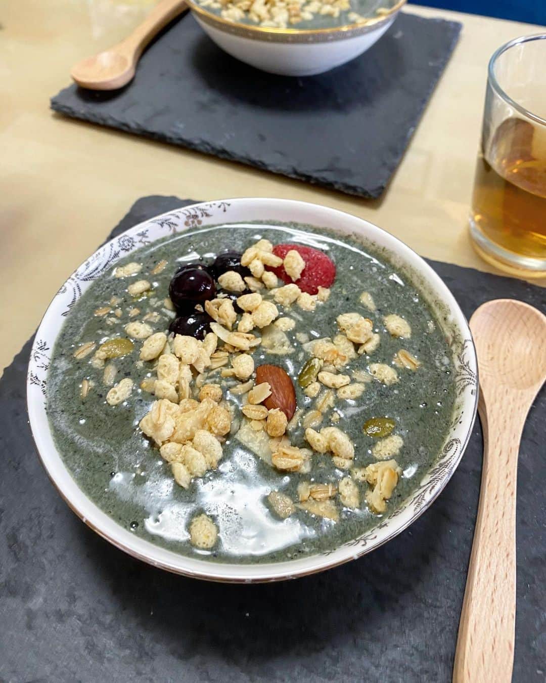 杉山しずかのインスタグラム：「おいしく、身体に必要なものを食べたいので、最近は暑い日にもちょうどいいスムージーボウルが好きです！  綺麗なグリーンスムージーの内容は、 ベリーやクロレラ、バナナ、プロテインなど！  クロレラは、プラントベースのホールフードとして注目されていますし、 野菜不足になりがちでも助けられています！  YouTube動画でも紹介しているのでみてね！  #サンクロレラ #サンクロレラA #クロレラ #内側美容 #teamsunchlorella #sponsored #mma #youtube #rizin」
