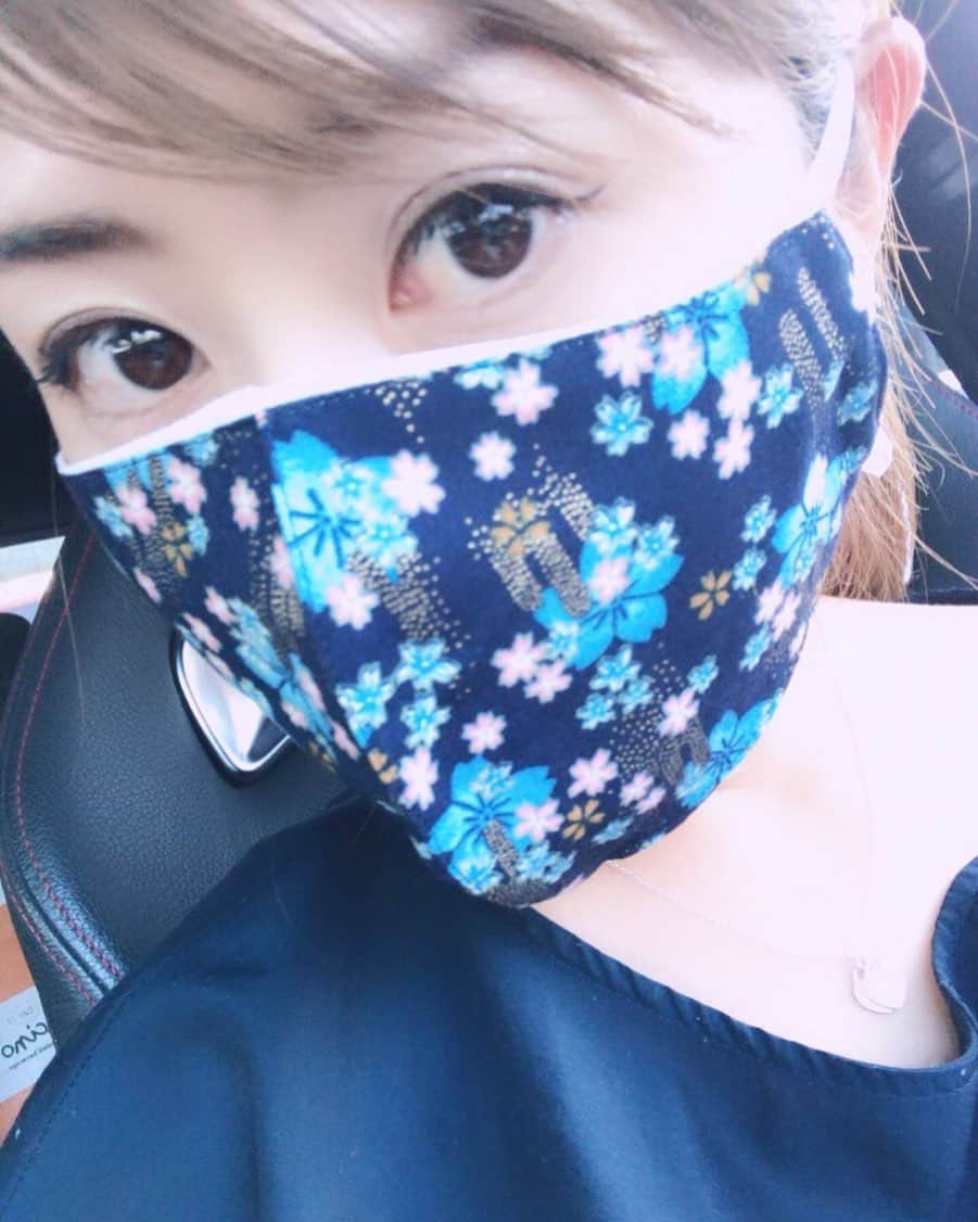 のインスタグラム：「マスクの向き、上下が逆だった！ こっちが正解💁‍♀️ww」
