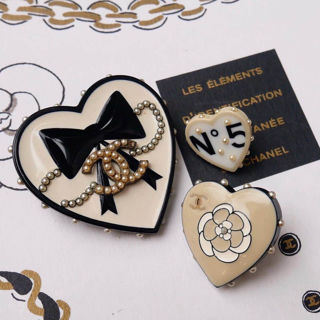 Vintage Brand Boutique AMOREさんのインスタグラム写真 - (Vintage Brand Boutique AMOREInstagram)「Vintage Chanel pin brooches from 2003.(3P set) ♡On website search for AO24841▶︎Free Shipping Worldwide✈️ ≫≫≫ DM for more information 📩 info@amorevintagetokyo.com #AMOREvintage #AMORETOKYO #tokyo #Omotesando #Aoyama #harajuku #vintage #vintageshop #ヴィンテージ #ヴィンテージショップ #アモーレ #アモーレトーキョー #表参道 #青山 #原宿#東京 #chanel #chanelvintage #vintagechanel #ヴィンテージ #シャネル #ヴィンテージシャネル #シャネルヴィンテージ #amorewardrobe #アモーレワードローブ」6月29日 18時47分 - amore_tokyo