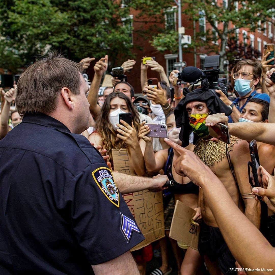 ABC Newsさんのインスタグラム写真 - (ABC NewsInstagram)「Demonstrators react in the presence of an NYPD officer at a joint LGBTQ and Black Lives Matter march on the 51st anniversary of the Stonewall riots in New York City. #nypd #blacklivesmatter #stonewall #lgbtq #protest #newyorkcity」6月29日 19時00分 - abcnews