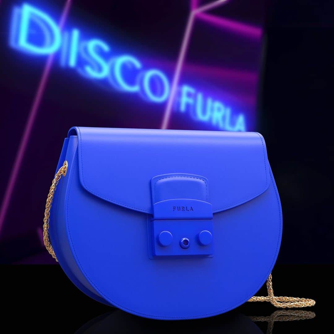 フルラのインスタグラム：「Shimmer in the crowd as the vinyl drops with the Furla Metropolis. Show your true colors in electric blue and let your style play on all summer.  #furlametropolis #dreammetropolis #thefurlasociety #furlafeeling #newcollection #furla #accessories #fashion」