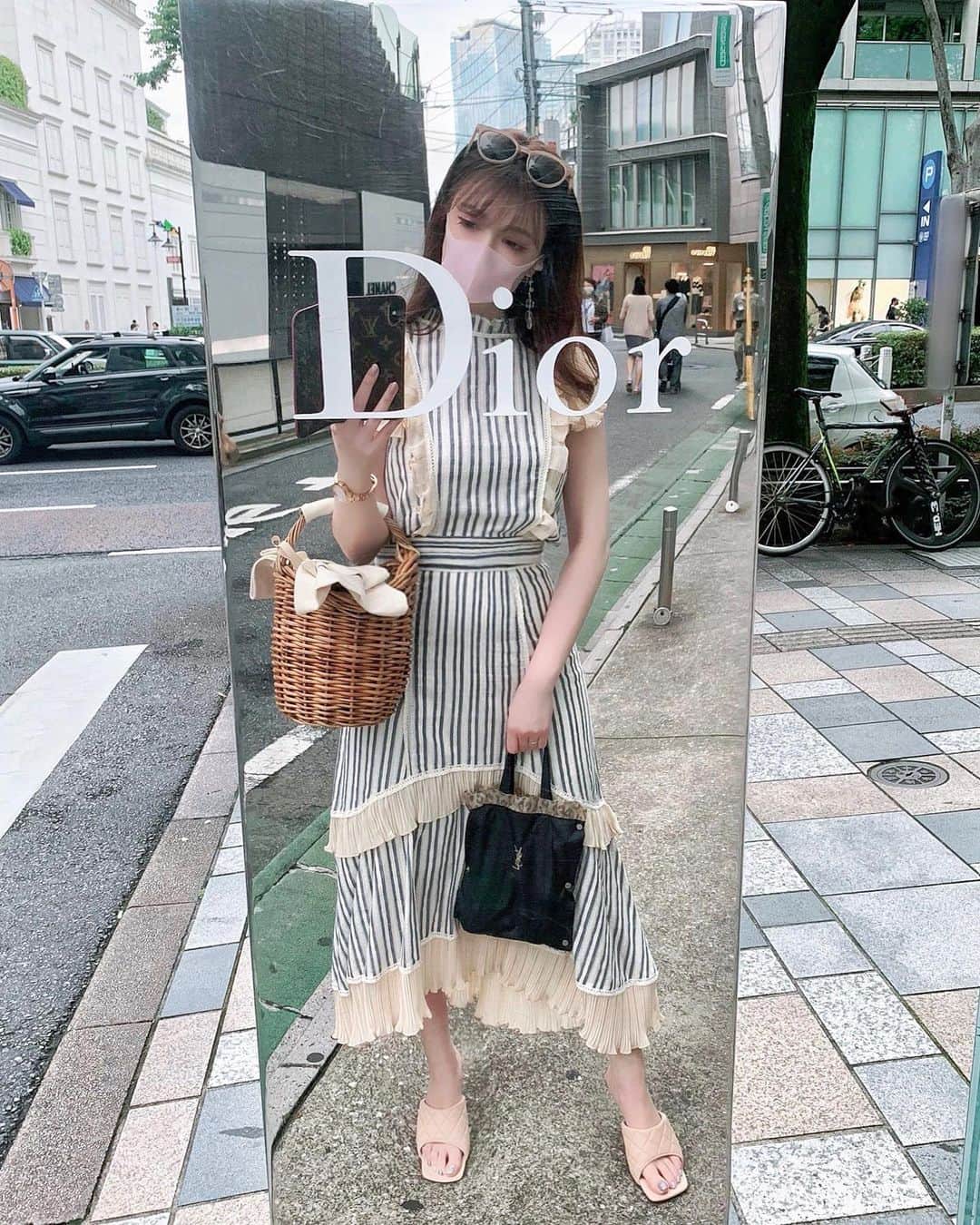 のインスタグラム：「✔︎ 𝑀𝑖𝑟𝑟𝑜𝑟 𝑀𝑖𝑟𝑟𝑜𝑟🤍 ・ 昨日はお仕事の帰り道、 久しぶりの表参道をぷらり歩きました🤍 ばったり！お世話になっている方にも 遭遇して立ち話しながら とっても良いアドバイスをいただいた日🥺✨ ・ 多様化するIGの世界で 後ろ向きになりそうでしたが 喝を入れていただきました✨ 偶然すぎるこのご縁に感謝です🤍 ・ ・ #dior#ootd #outfit#instafashion#instastyle#ディオール#omotesando #表参道#かごバッグ#ysl#sunglasses #マスク#お散歩#サングラス女子 #鏡越し#diorlover#mirrormirror #mirrorselfie#セルフィー#ReLaDya#リラディア」